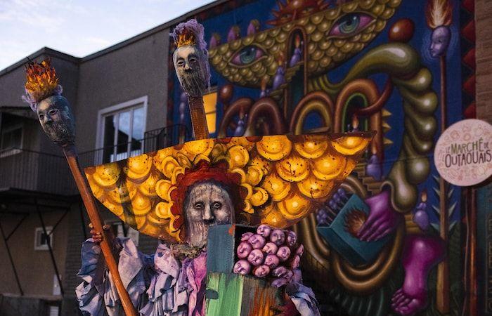 Une fresque murale rendant hommage aux marieurs riche en symboles