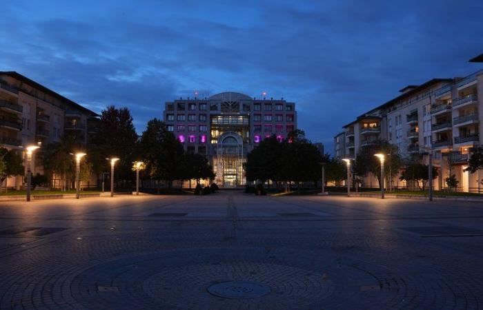 Colomiers. Pourquoi l’hôtel de ville s’illumine-t-il en rose la nuit ?