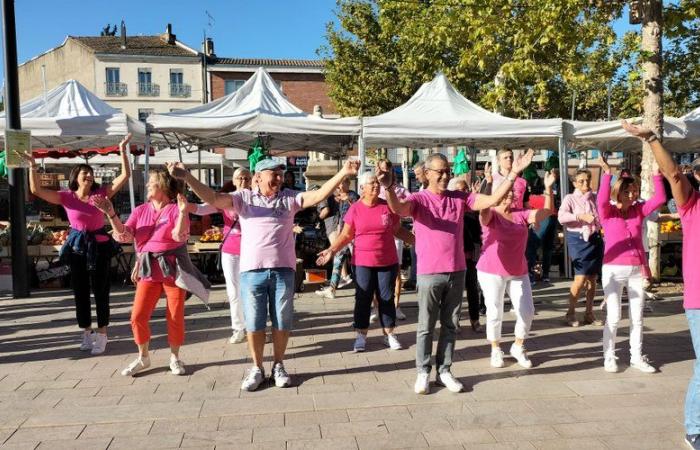 Mur. Flash mob pour Octobre Rose sur les Allées Niel