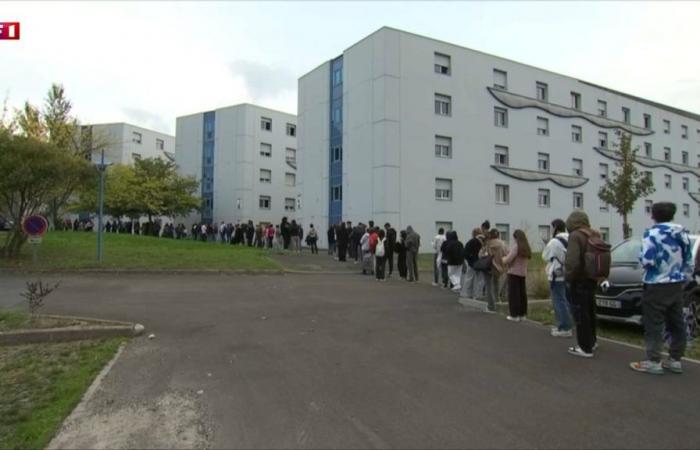 images édifiantes d’étudiants faisant la queue pendant trois heures pour une distribution de nourriture