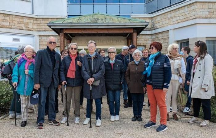 une marche à la fois bleue et rose, à Orléans