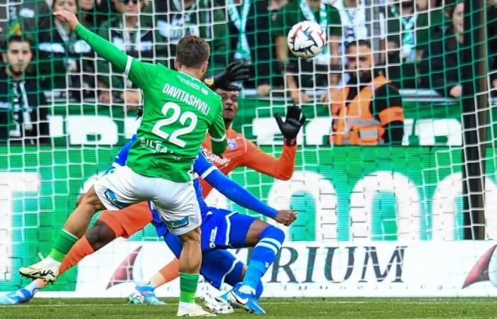 à la pause, Saint-Étienne mène contre Auxerre