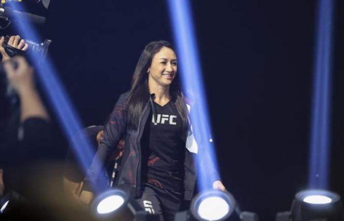 Carla Esparza reçoit ses fleurs pour son passionnant combat pour la retraite