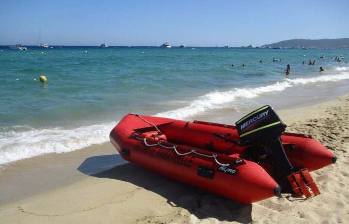 une personne portée disparue et trois grièvement blessées après un accident de bateau