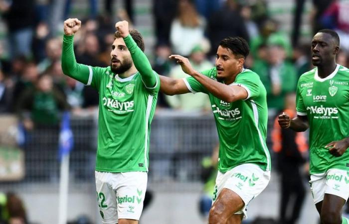 Grâce à un triplé de Zuriko Davitashvili, Saint-Etienne domine Auxerre (3-1) et sort de la zone rouge