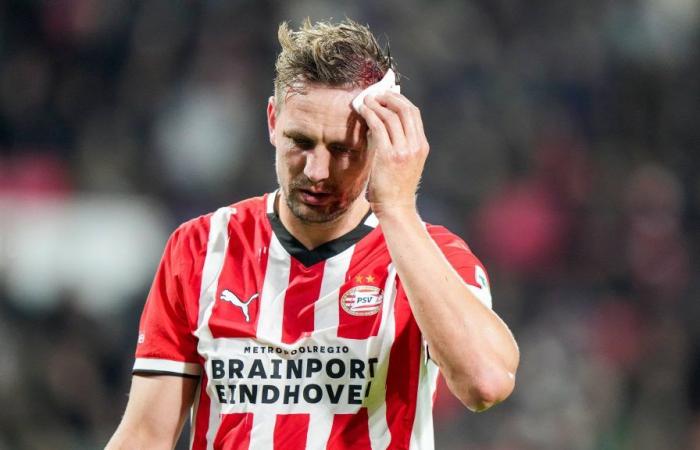 Hugo Borst constate une blessure à la tête à Luuk de Jong et donne des conseils à l’attaquant du PSV pour la suite de sa carrière