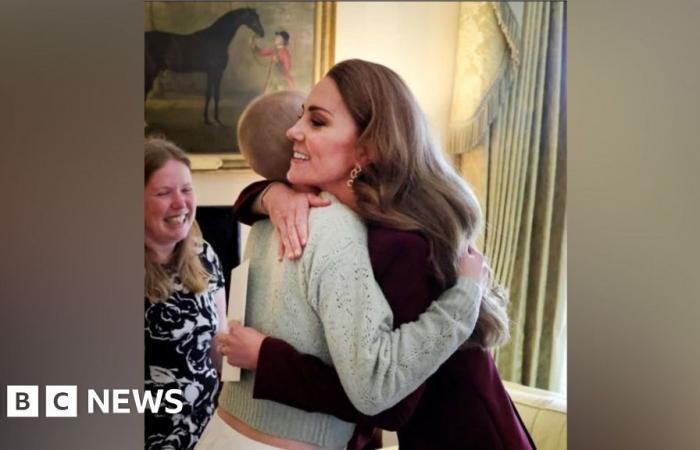 Kate embrasse une jeune fille atteinte d’un cancer au château de Windsor