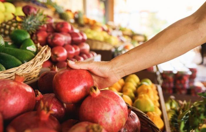 Cette femme fait ses courses dans le supermarché le plus cher du monde et est stupéfaite par le prix faramineux des fruits.