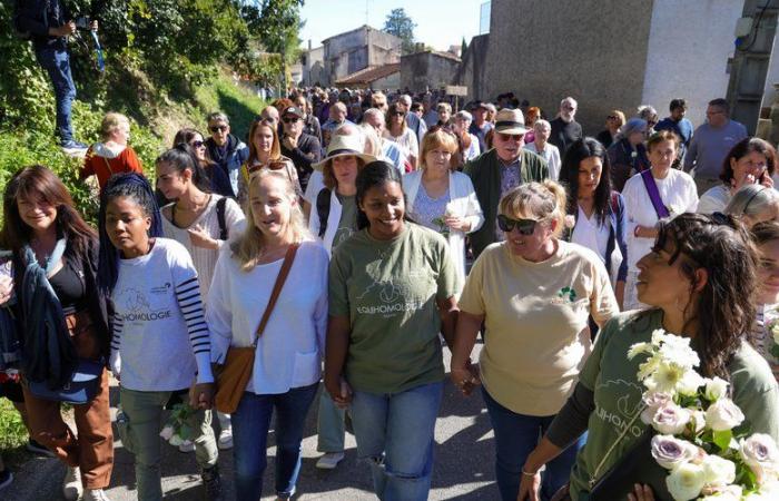 des roses et beaucoup d’émotion en soutien à Gisèle Pelicot lors de la marche blanche de solidarité organisée ce samedi