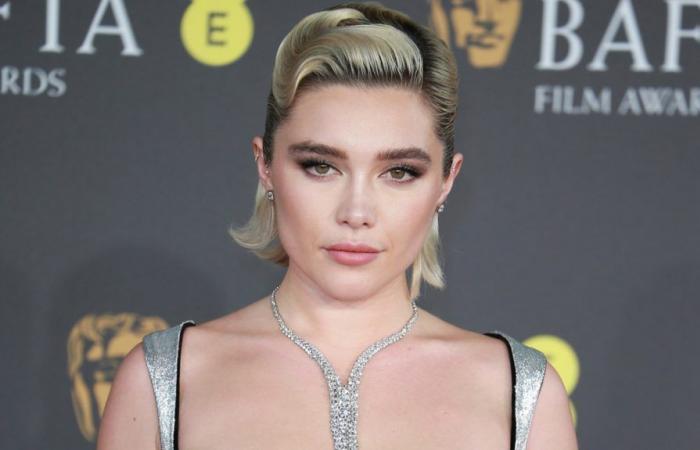 Les cheveux les plus audacieux de Florence Pugh vont du blond au buzzé