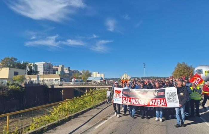 plusieurs centaines de personnes manifestent contre la fermeture de l’usine Solvay dans le Gard