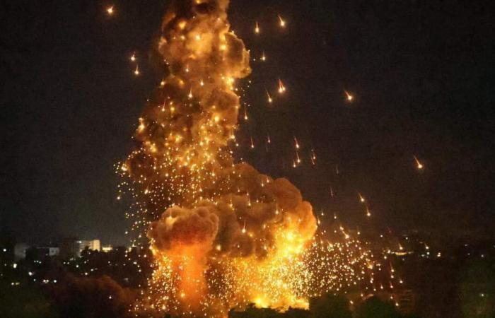 EN IMAGES | D’énormes explosions et jets de flammes dans la banlieue de Beyrouth après les raids israéliens