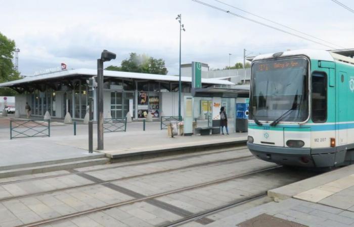 le tramway percute un homme en scooter et continue sa route, la victime dans un état grave