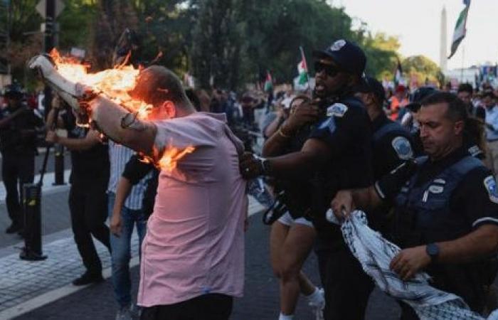 Un homme tente de s’immoler lors d’une manifestation