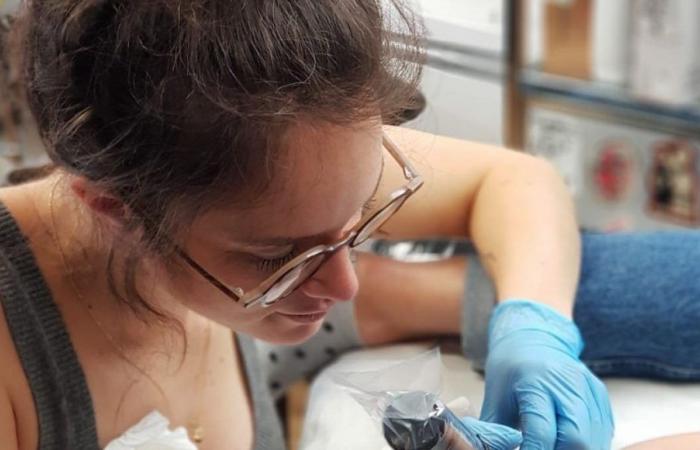 Médecin généraliste, elle devient tatoueuse