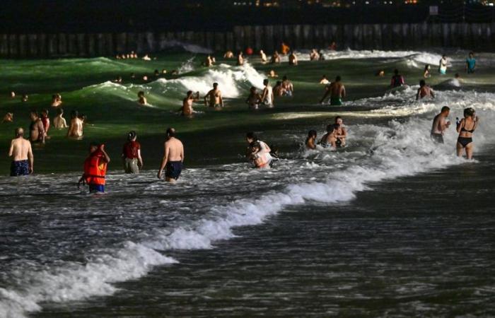 Face à la canicule, Dubaï adopte les plages nocturnes