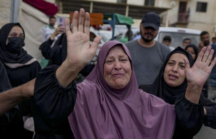 Dans la bande de Gaza, 21 morts dans une frappe israélienne contre une mosquée servant d’abri à des personnes déplacées, selon la défense civile