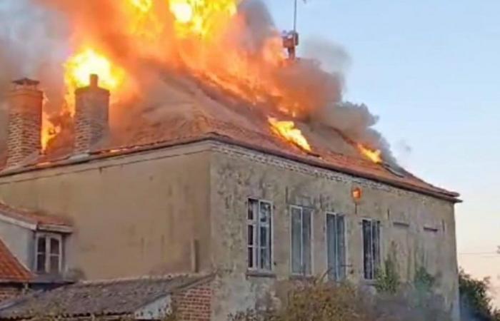 une maison abandonnée complètement détruite par un incendie