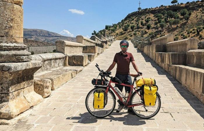 Né à Morlaix, Fabien Saint-Jalmes a parcouru le monde en parcourant 45 000 km à vélo à travers 42 pays.