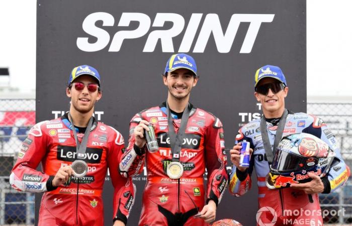 Bagnaia remporte la victoire au sprint après la chute d’Acosta