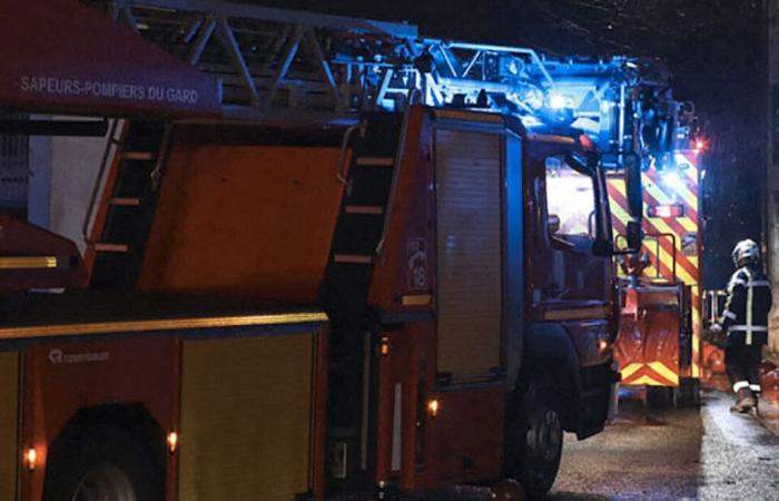 la hotte de la cuisine prend feu, le bâtiment évacué et une famille relogée