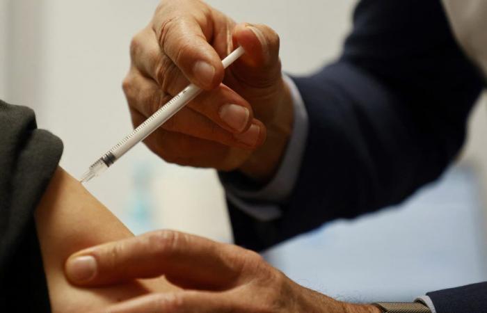 un médecin tente de tuer le partenaire de sa mère avec un faux vaccin contre le Covid