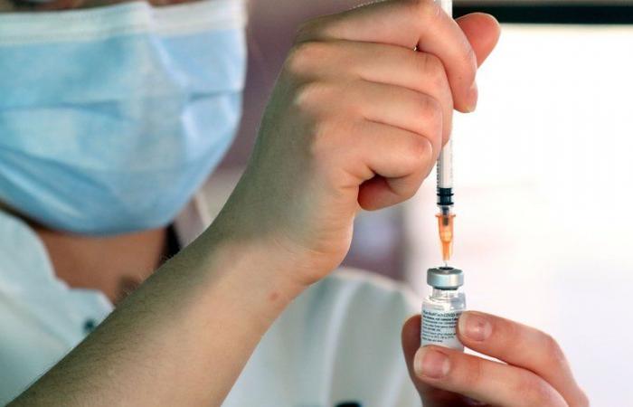 un médecin admet avoir tenté de tuer le partenaire de sa mère en utilisant un faux vaccin contre le Covid-19