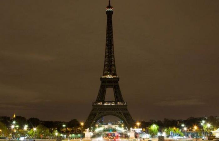 la Tour Eiffel s’est éteinte en hommage aux victimes ce lundi soir