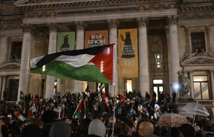 Des centaines de personnes devant la Bourse de Bruxelles pour rendre hommage aux victimes palestiniennes et libanaises