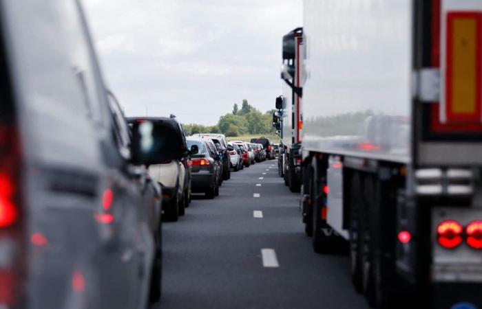 coincée dans les embouteillages, une femme accouche sur la bande d’arrêt d’urgence de l’A13