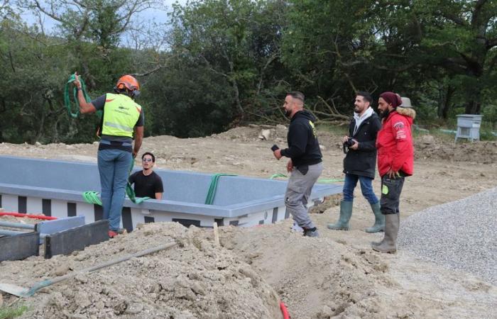 [Vidéo] Alors que sa maison dans l’Aude est difficile d’accès, il se fait livrer sa piscine par hélicoptère