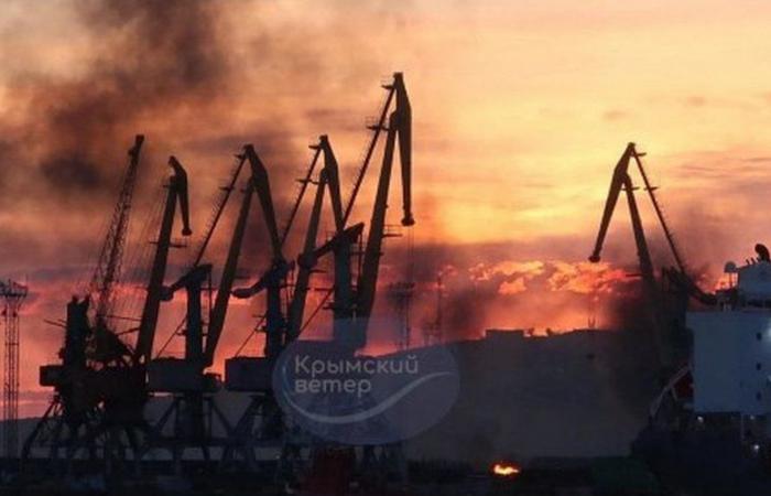 «deux grosses colonnes de fumée noire», Kiev revendique une grève sur le «plus grand» terminal pétrolier de Crimée