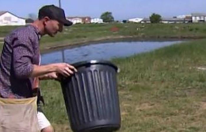 accueillant ses prétendants, un agriculteur installe ses toilettes sèches