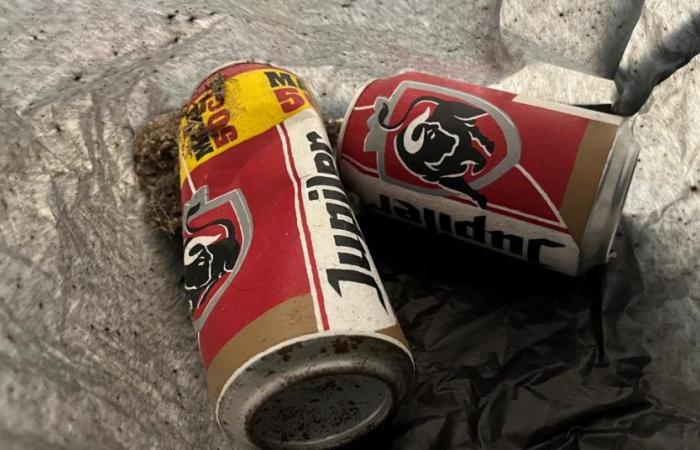 pensant qu’il s’agissait de simples déchets, un technicien du musée a jeté ces deux canettes de Jupiler, mais…