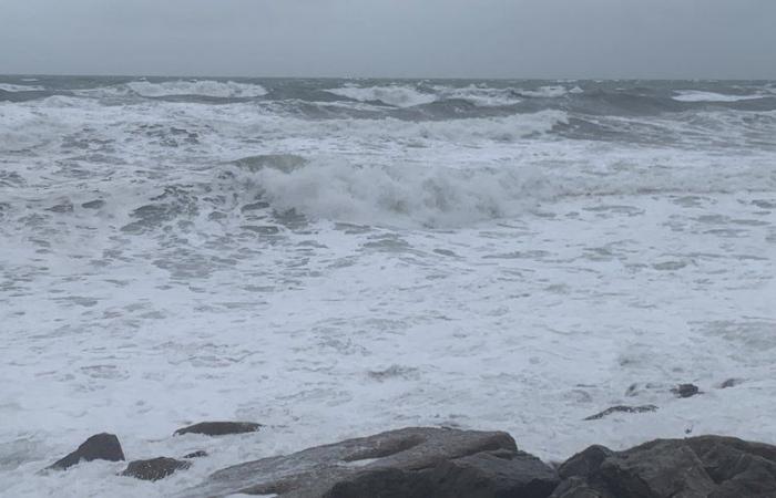 trois bateaux coincés par une mer agitée chavirent, au moins un mort et un grièvement blessé