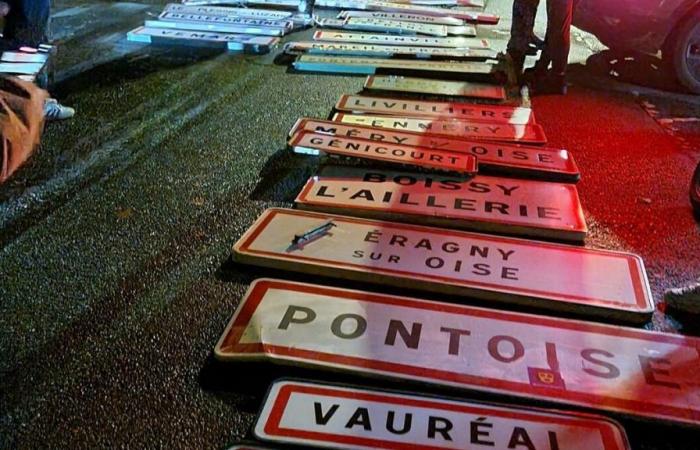 les agriculteurs se mobilisent à nouveau et échangent des pancartes de la ville