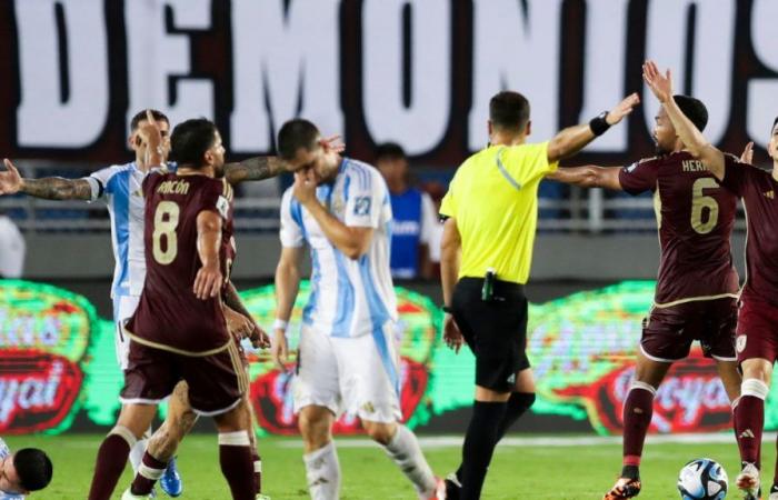 critiques pour les terribles conditions du terrain de jeu du Stade Monumental de Maturín lors du match Venezuela contre. Argentine