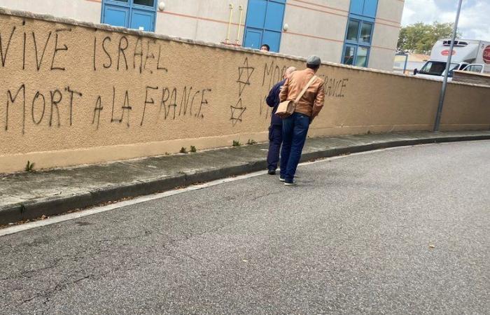 Des tags haineux sur le mur d’enceinte du collège Bram, dans l’Aude