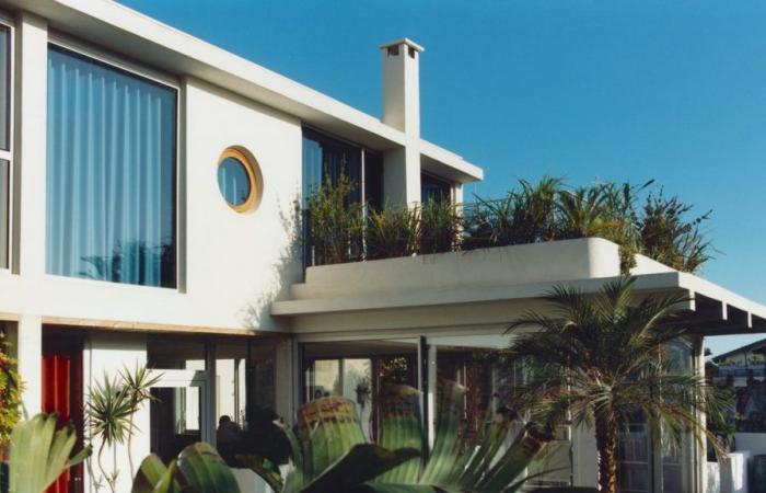 A Marseille, une villa d’architecte au look années 70 et sa piscine