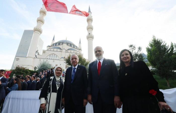 Le président Erdoğan inaugure la plus grande mosquée des Balkans