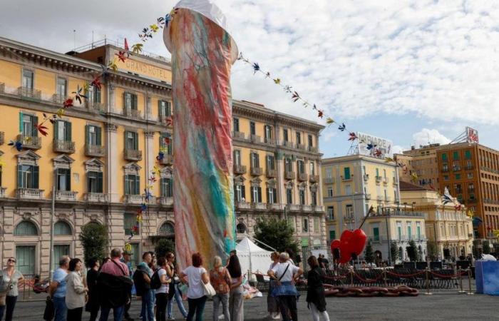 Un phallus de 12 mètres aux couleurs de la Commedia dell’Arte suscite le débat à Naples