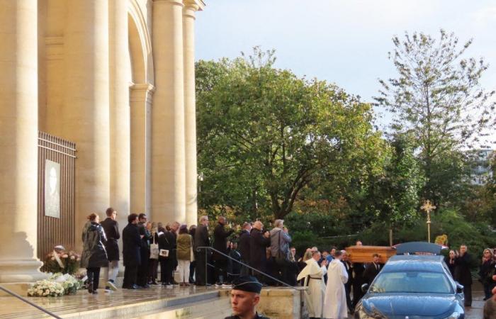 à Paris, la foule dit au revoir à Michel Blanc