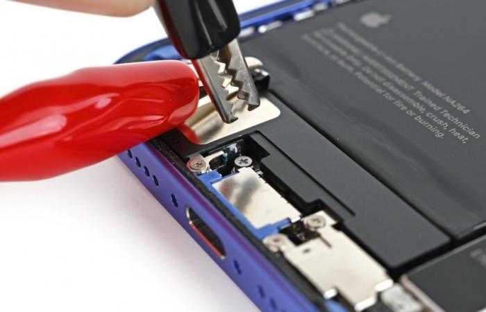 iFixit facilite la réparation des iPhone 16s avec ses pinces crocodile USB-C