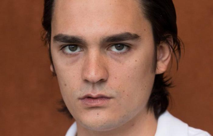 deux mois après la perte de son papa, le fils d’Alain Delon a quitté la France