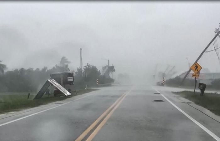 Le violent ouragan Milton déracine des lampadaires en Amérique