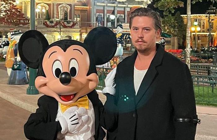 Cole Sprouse fait un voyage dans le passé à Disneyland Paris