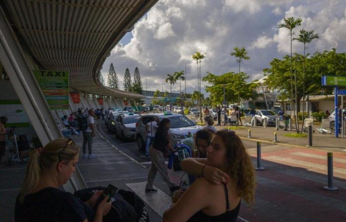 magasins incendiés, couvre-feu, manifestations interdites, écoles et aéroport fermés