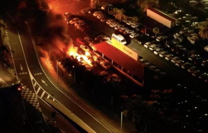 [VIDÉOS] Les incendies et les pillages continuent, malgré une première nuit de couvre-feu en Martinique