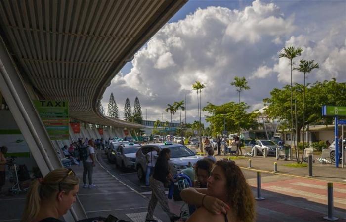 aéroport fermé, plus de 1000 passagers déroutés vers la Guadeloupe