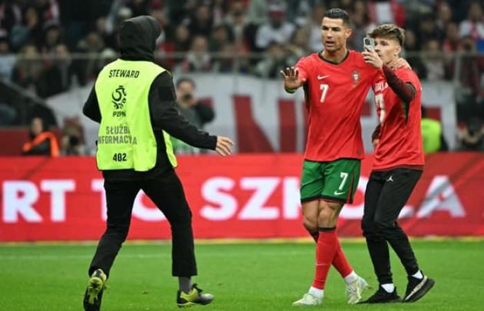 le beau geste de Cristiano Ronaldo qui permet à un envahisseur de terrain de prendre son selfie